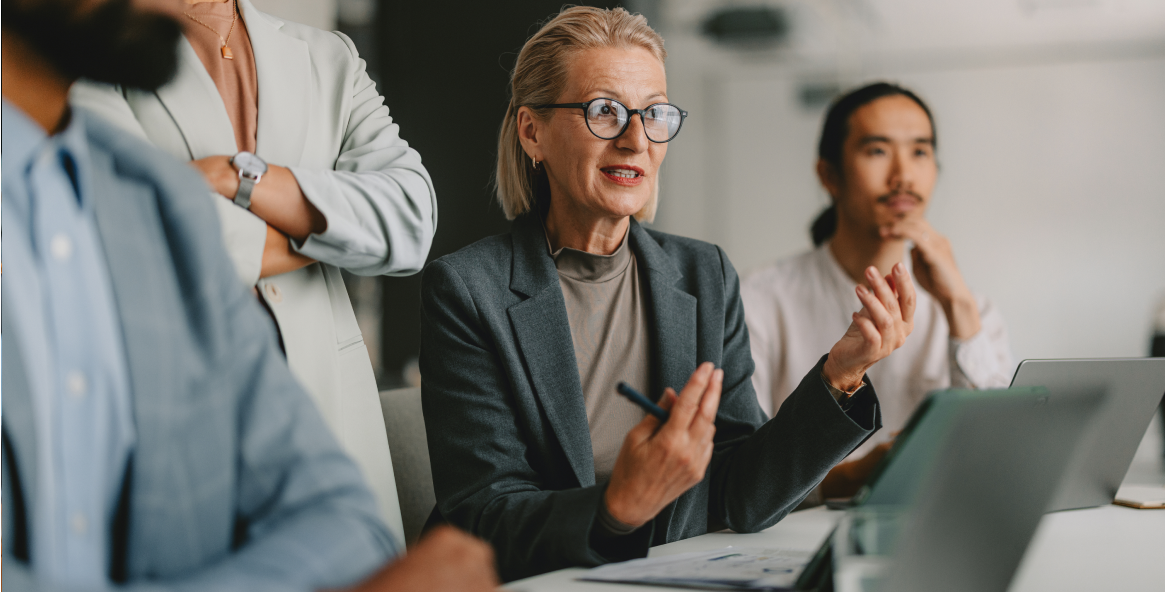 Photo d’un groupe d’employés de la Banque Nationale travaillant à saisir des occasions d’affaires