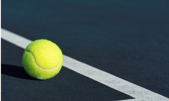 Photo d’une balle sur un terrain de tennis