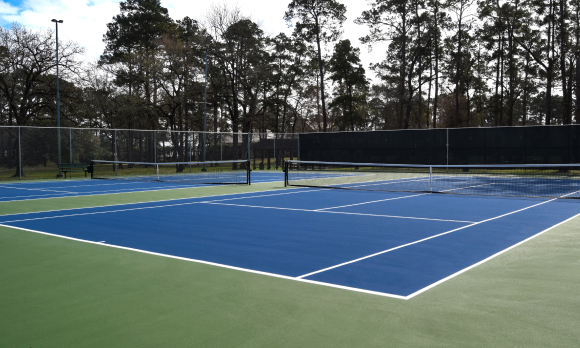 Photo d’un terrain de tennis dont la surface de jeu est bleue