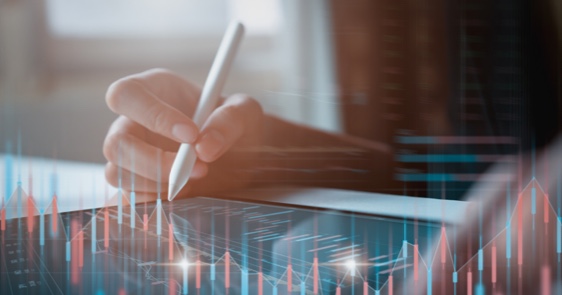 Photo d’une main qui consulte un graphique sur une tablette 