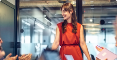 Photo d’une femme debout qui parle devant ses collègues 