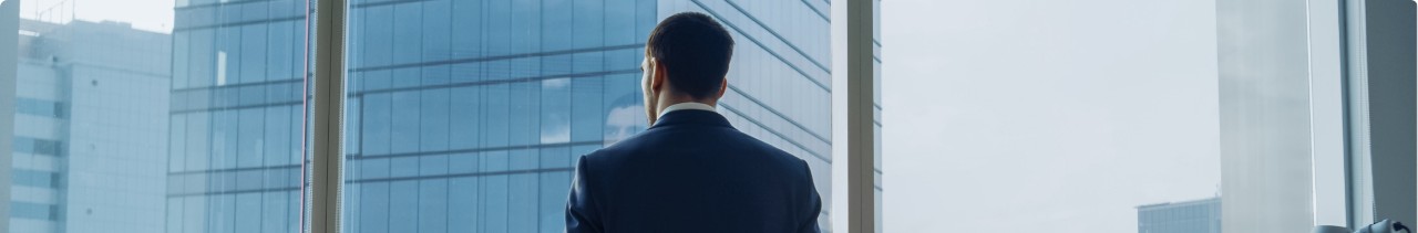 Photo d’un homme devant la fenêtre à l’intérieur d’une tour à bureaux