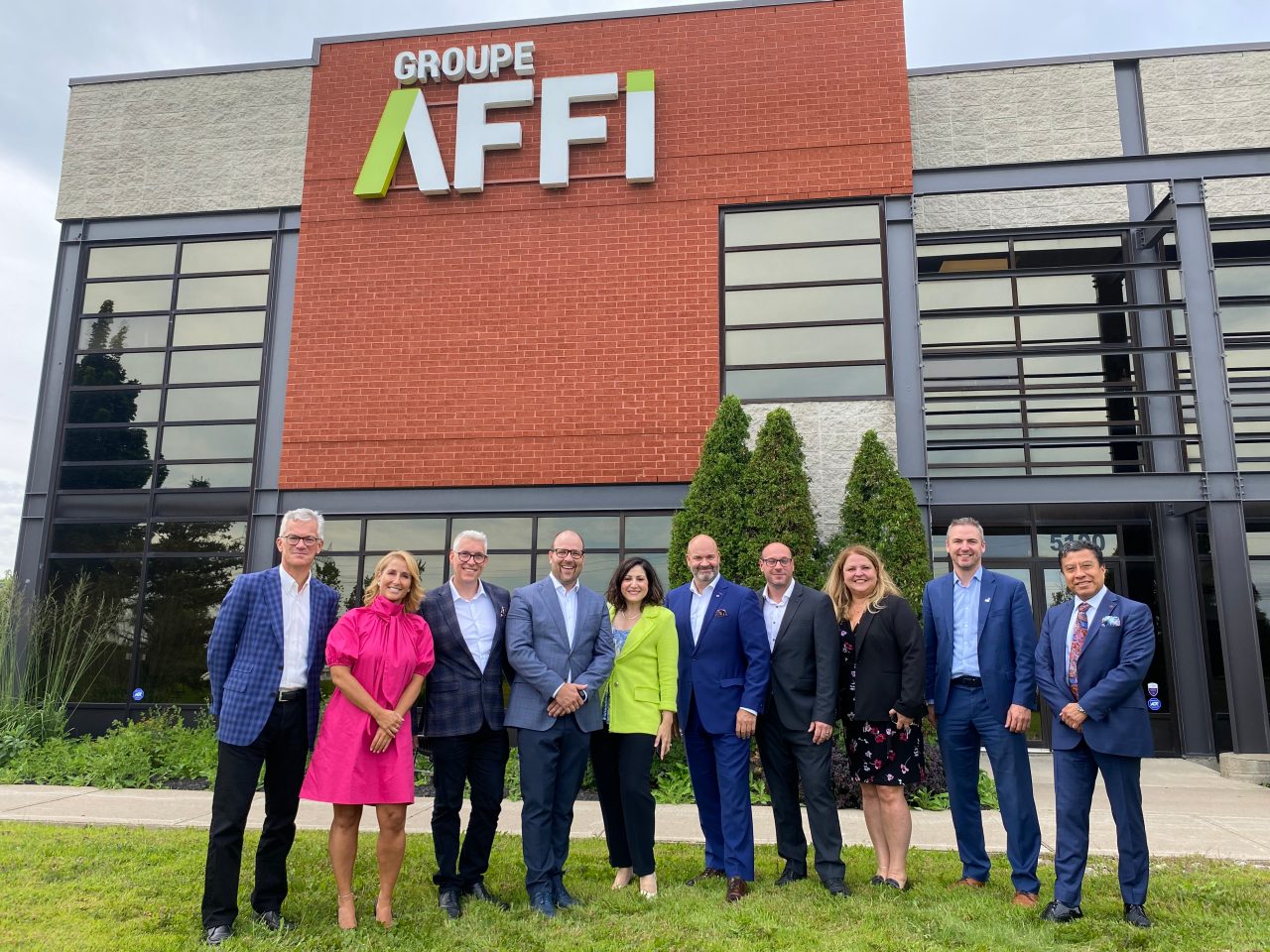 Des membres de la Banque Nationale et d'Investissement Québec accompagnent l'équipe du Groupe AFFI lors d'une visite des locaux de l'entreprise