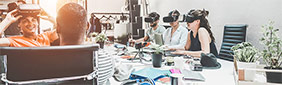 Plusieurs personnes avec des casques de réalité virtuelle