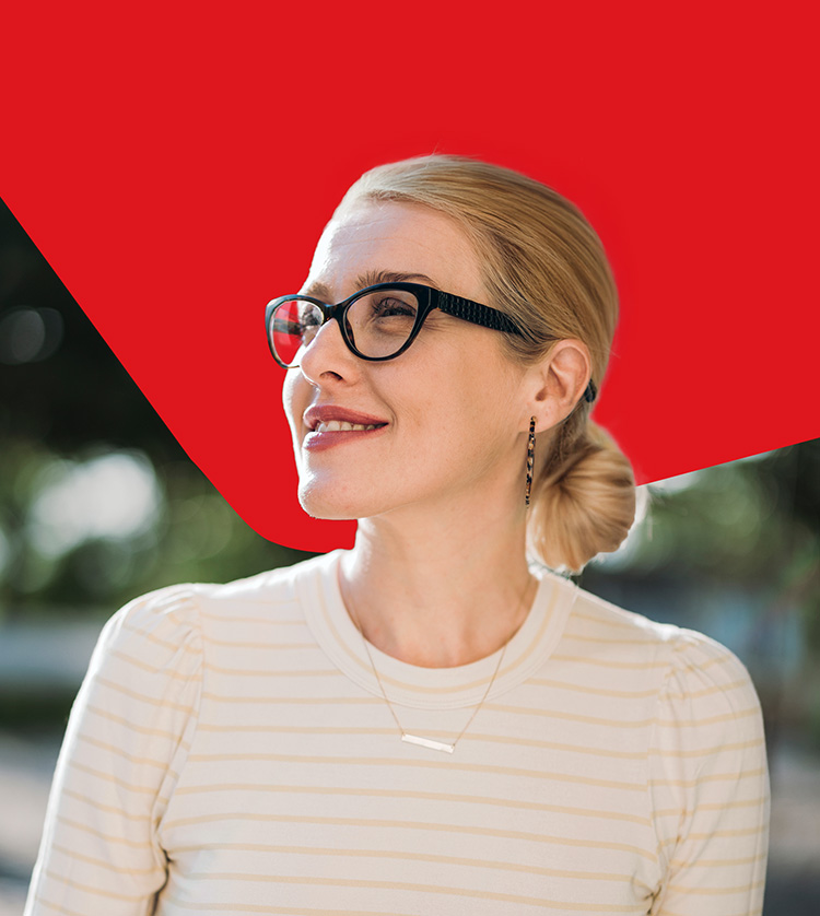 Photo d'une femme souriante profitant des solutions bancaires et de gestion de patrimoine de la Banque Nationale