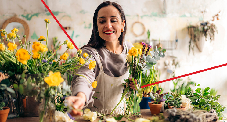 Photo d'une fleuriste qui assemble un bouquet dans sa boutique en souriant grâce aux solutions bancaires pour entreprises de la Banque Nationale