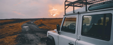 Jeep sur une route cahoteuse au milieu d’un paysage désert
