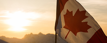 Drapeau canadien dans la lumière d’un soleil doré