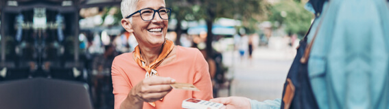 Photo d'une femme effectuant un paiement sans contact avec sa carte de crédit