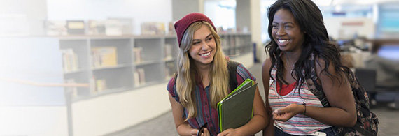 Photo de deux étudiantes à la bibliothèque