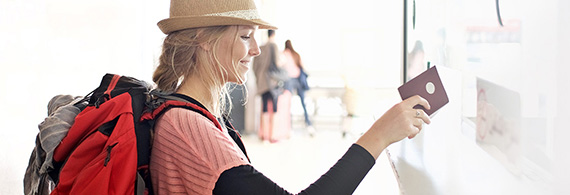 Photo d'une fille avec un sac à dos et son passeport