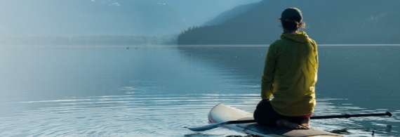 Une personne dans un kayak sur une source d'eau.