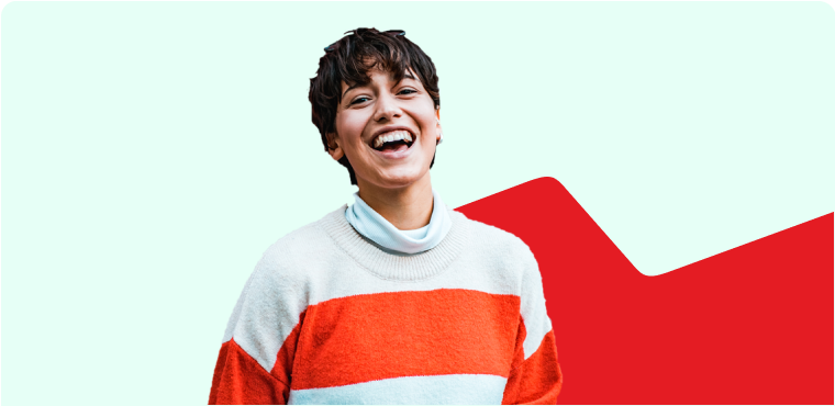 Photo d’une personne en train de sourire, portant un chandail multicolore 