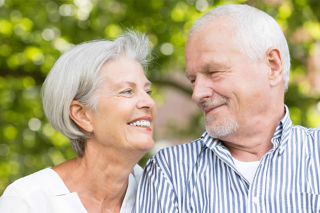 Photo d’un couple de retraités qui se regardent et se sourient 