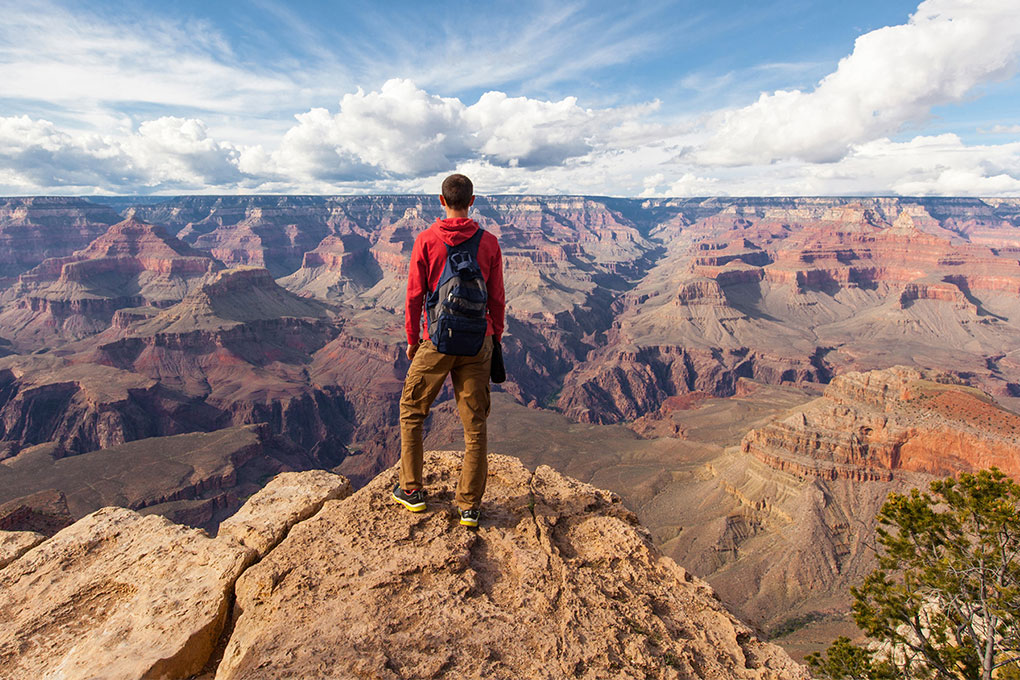 Jeune homme en voyage au Grand Canyon