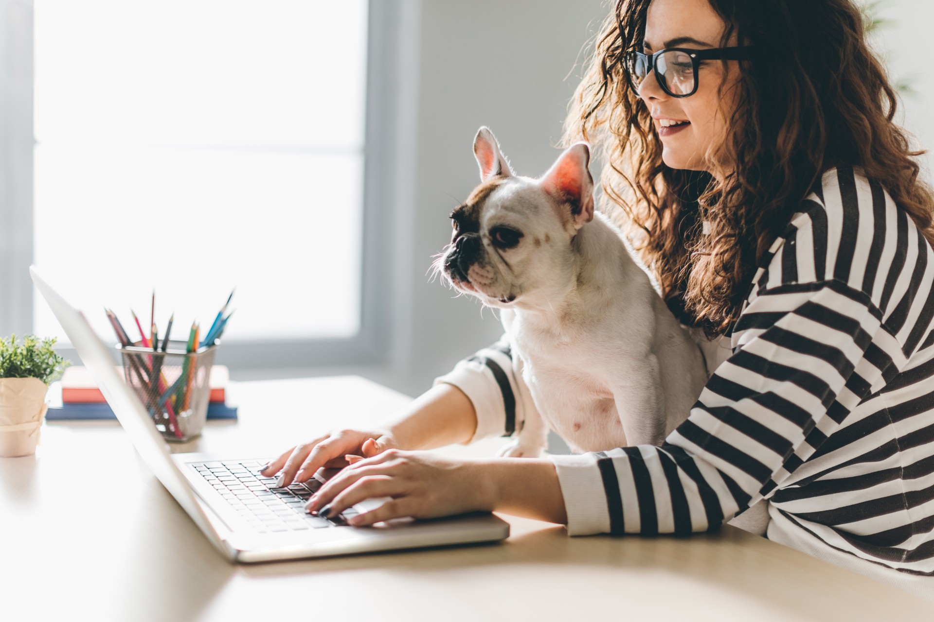 Femme avec chien devant son ordinateur