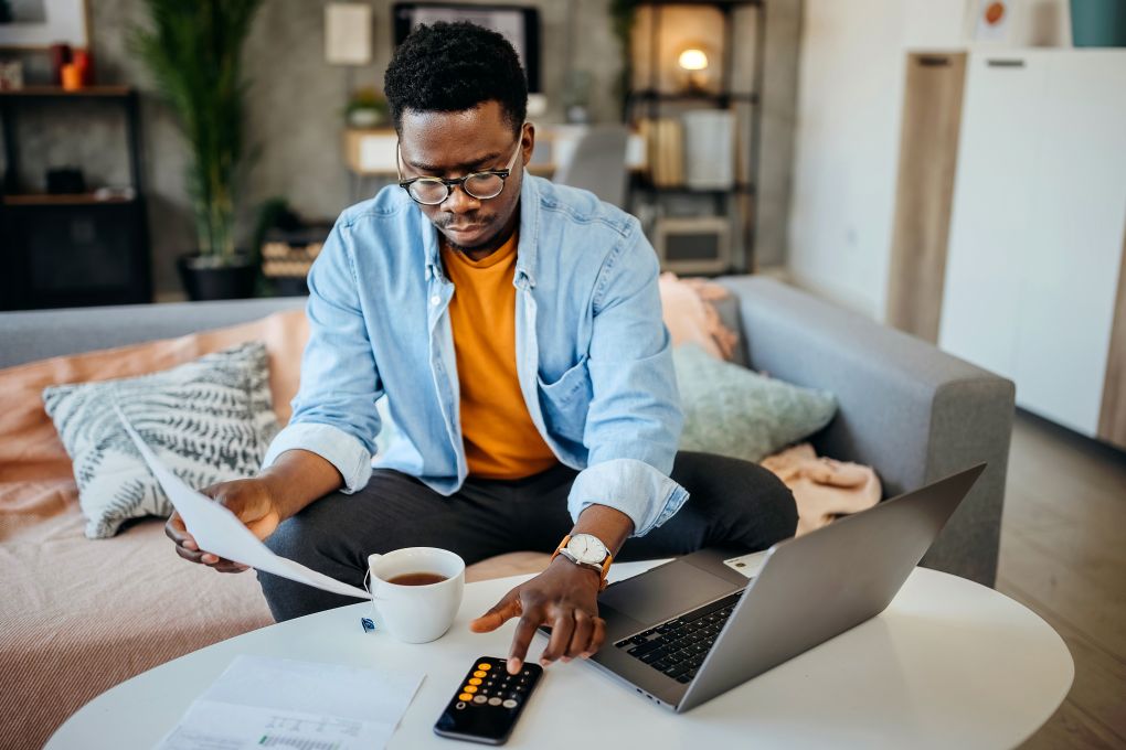 Jeune homme calculant l'intérêt de son investissement 