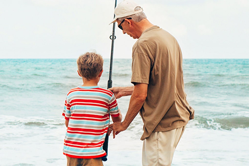 Grand-père qui pêche avec son petit fils