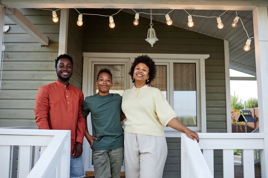 Photo d’une famille devant leur maison pour un article sur le renouvellement hypothécaire