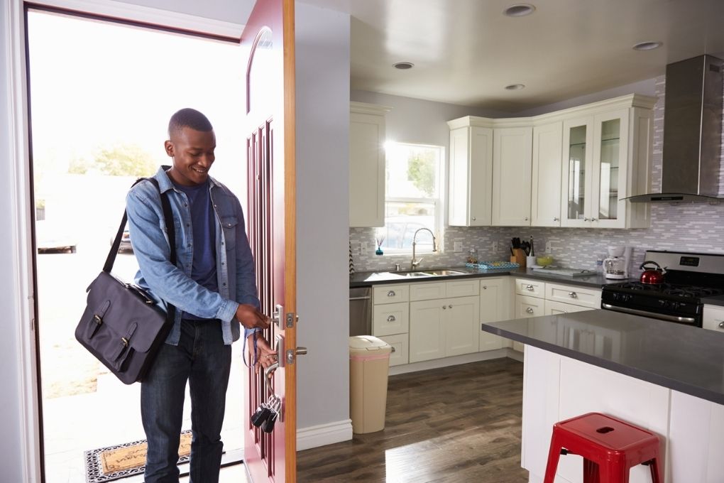 Photo pour un article sur l’investissement immobilier locatif montrant un jeune homme entrant dans une maison.