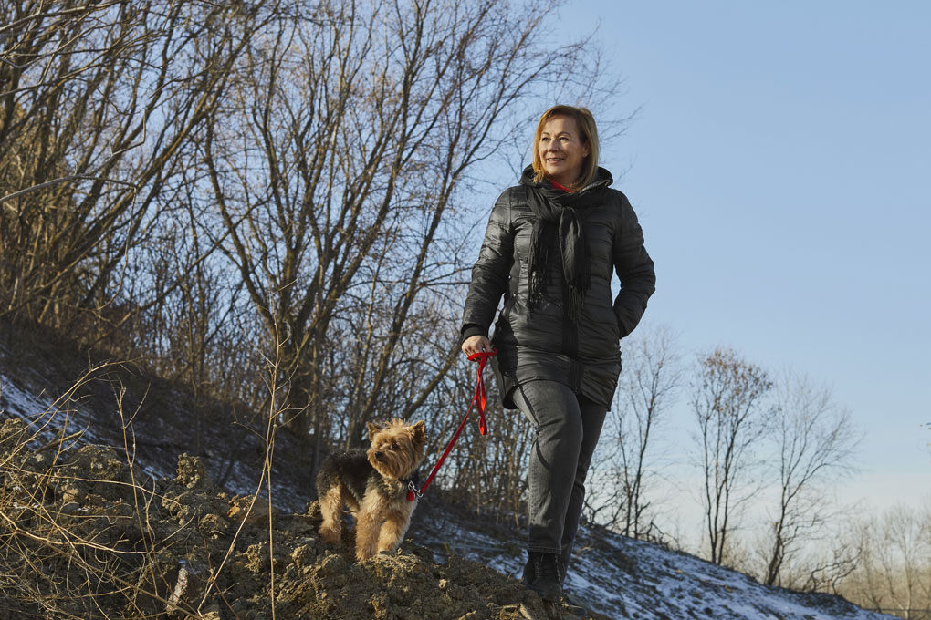 Photo d’une femme qui marche avec son chien