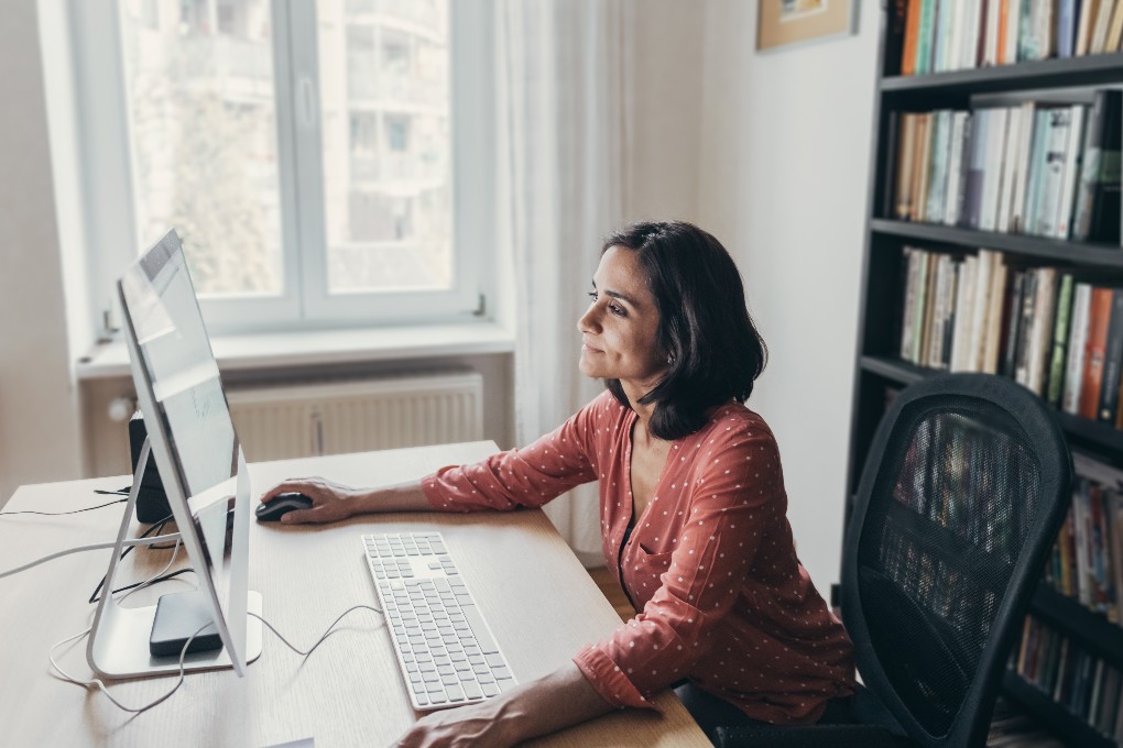 Image représentant une femme assise devant son ordinateur
