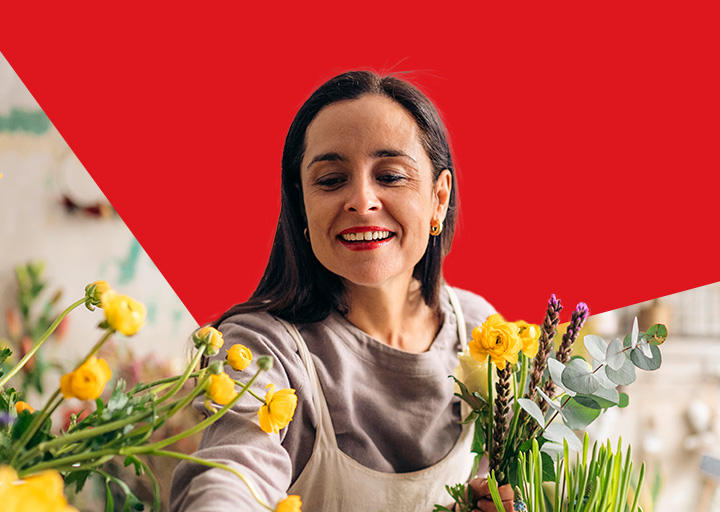Photo d’une fleuriste heureuse d’avoir choisi les solutions bancaires pour entreprises de la Banque Nationale 