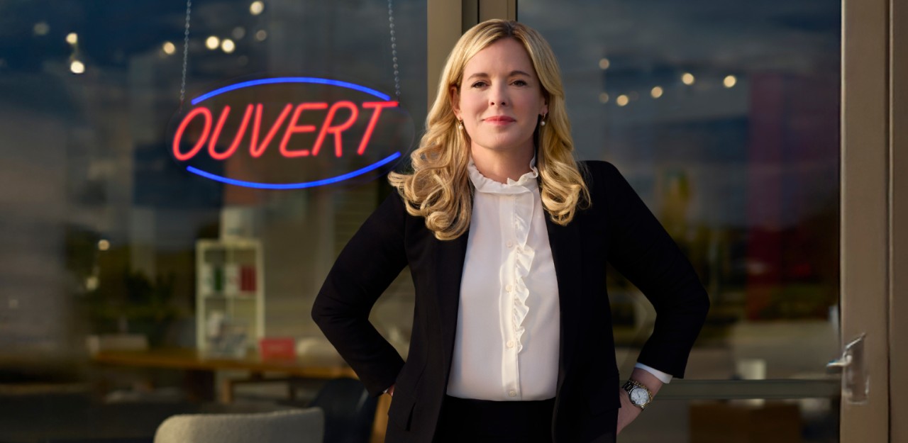 Photo d’une propriétaire devant son commerce OUVERT obtenu grâce à un transfert d’entreprise avec la Banque Nationale 