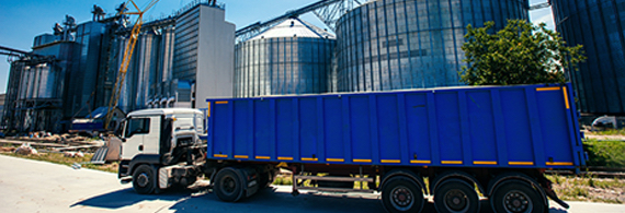 Photo d’un camion devant une usine de transformation de cultures agricoles