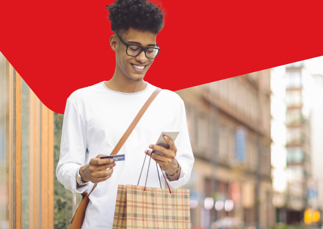 Photo d’une personne heureuse d’utiliser une carte de crédit Mastercard de la Banque Nationale 