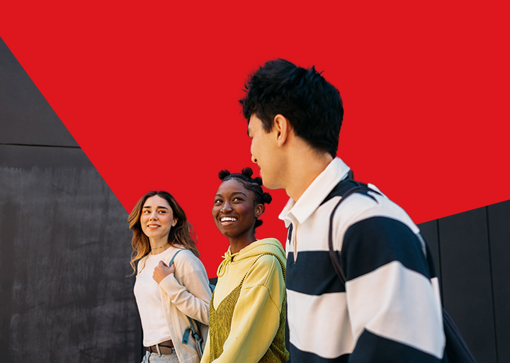 Photo de trois jeunes personnes heureuses de profiter des offres pour les étudiants de la Banque Nationale