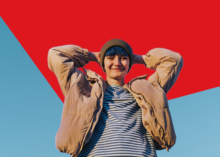 Photo d’une personne décontractée, satisfaite de profiter des conseils et produits de la Banque Nationale pour les jeunes adultes 