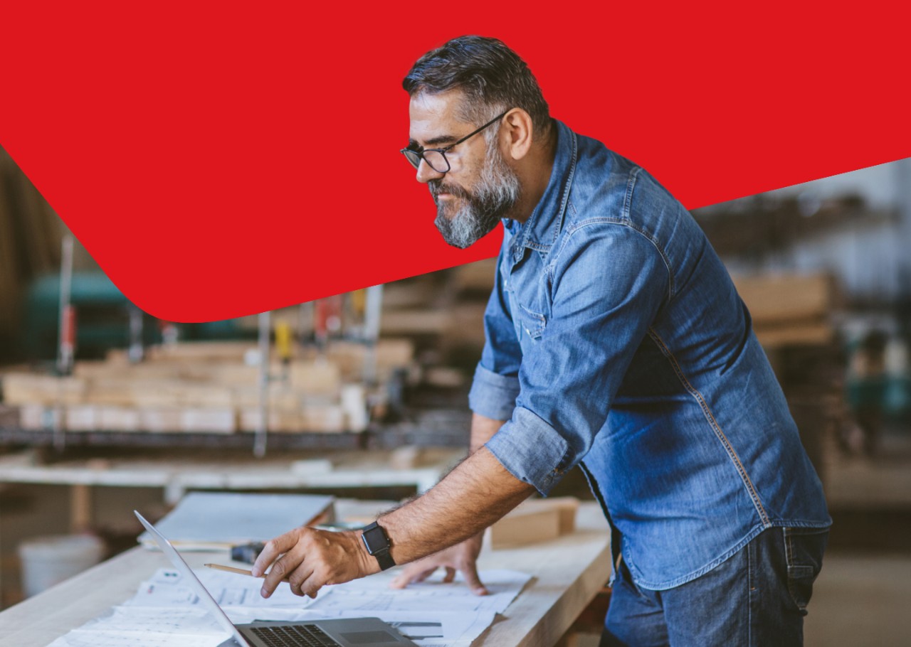Photo d’un visage de profil avec une icône de tableau d’école sur fond de vague évoquant le logo Banque Nationale 